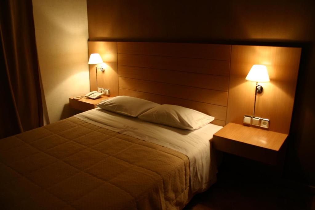 Deves Hotel نافبليو الغرفة الصورة